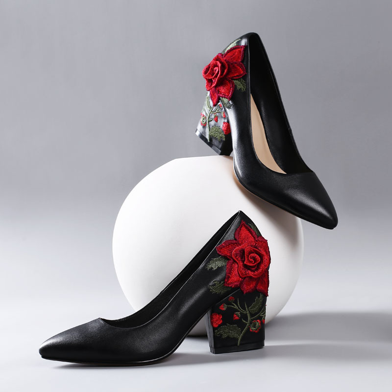 Embroidery Rose - Modische Garn-Stickerei-Pumps mit roter Rosenblüte, Absatzhöhe